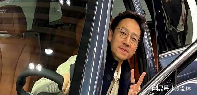 海面相富态大长腿吸睛施伯雄秃头被嘲老嫂子PG电子麻将胡了模拟器吴千语夫妻现身上(图4)