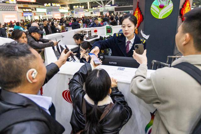 图集｜深夜候车室里的暖意：深圳北站594