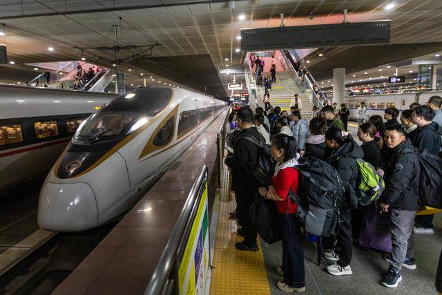 图集｜深夜候车室里的暖意：深圳北站594列夜间高铁点亮春节归途(图2)