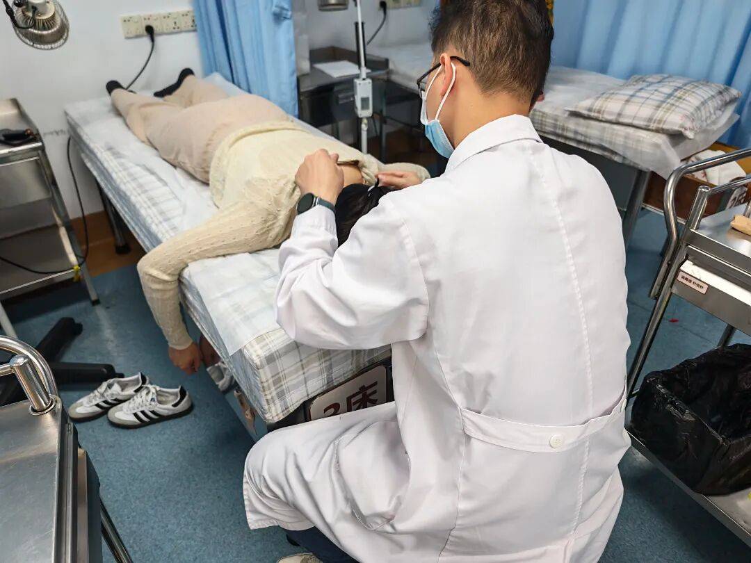 夜东莞医护人员站岗守安康！PG麻将胡了免费模拟器除夕(图4)