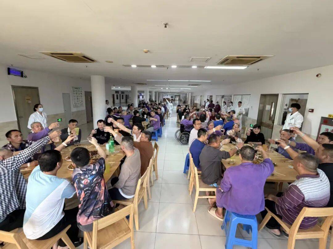 夜东莞医护人员站岗守安康！PG麻将胡了免费模拟器除夕(图7)