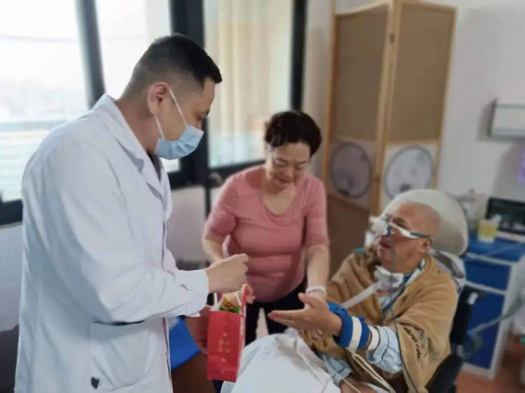 夜东莞医护人员站岗守安康！PG麻将胡了免费模拟器除夕(图9)