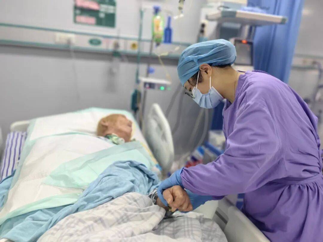 夜东莞医护人员站岗守安康！PG麻将胡了免费模拟器除夕(图8)